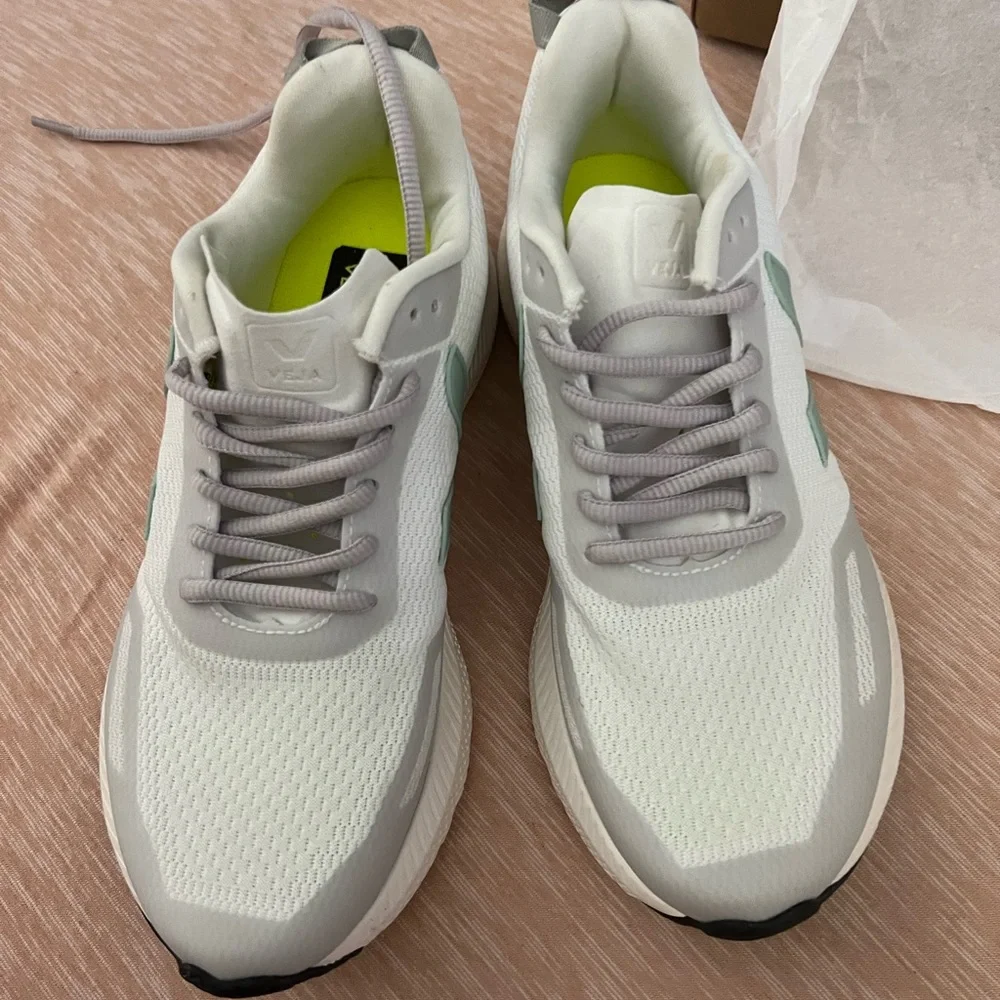 NEW IN BOX Veja Impala Engineered Mesh in Eggshell Matcha - Picture 8 of 15